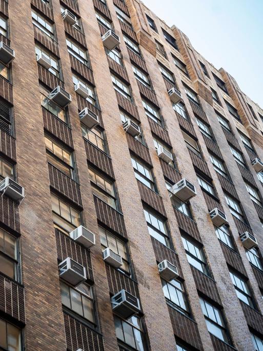 Ein Gebäude in New York mit zahlen Klima-Anlagen.