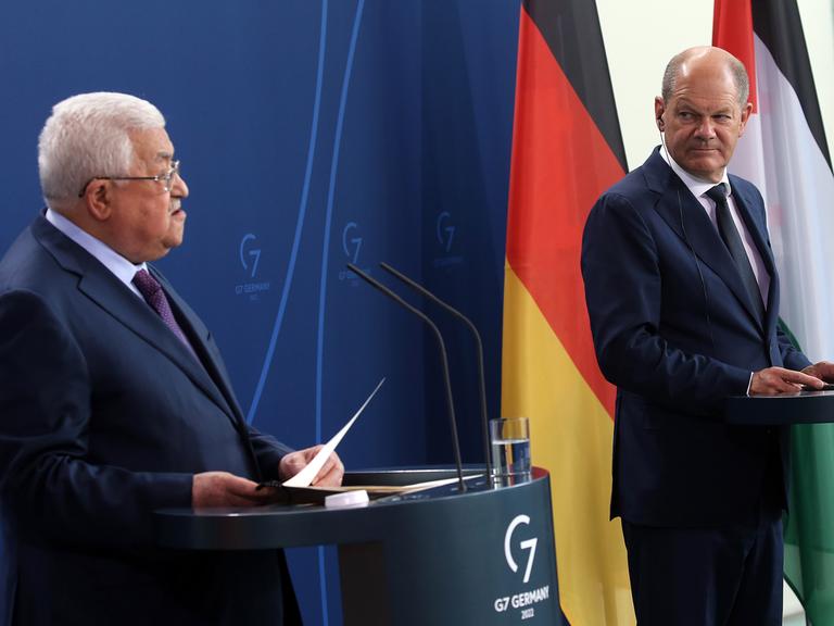 Bundeskanzler Olaf Scholz (SPD) und Mahmoud Abbas, Präsident der Palästinensischen Autonomiebehörde, beantworten nach ihrem Gespräch auf einer Pressekonferenz Fragen von Journalisten.