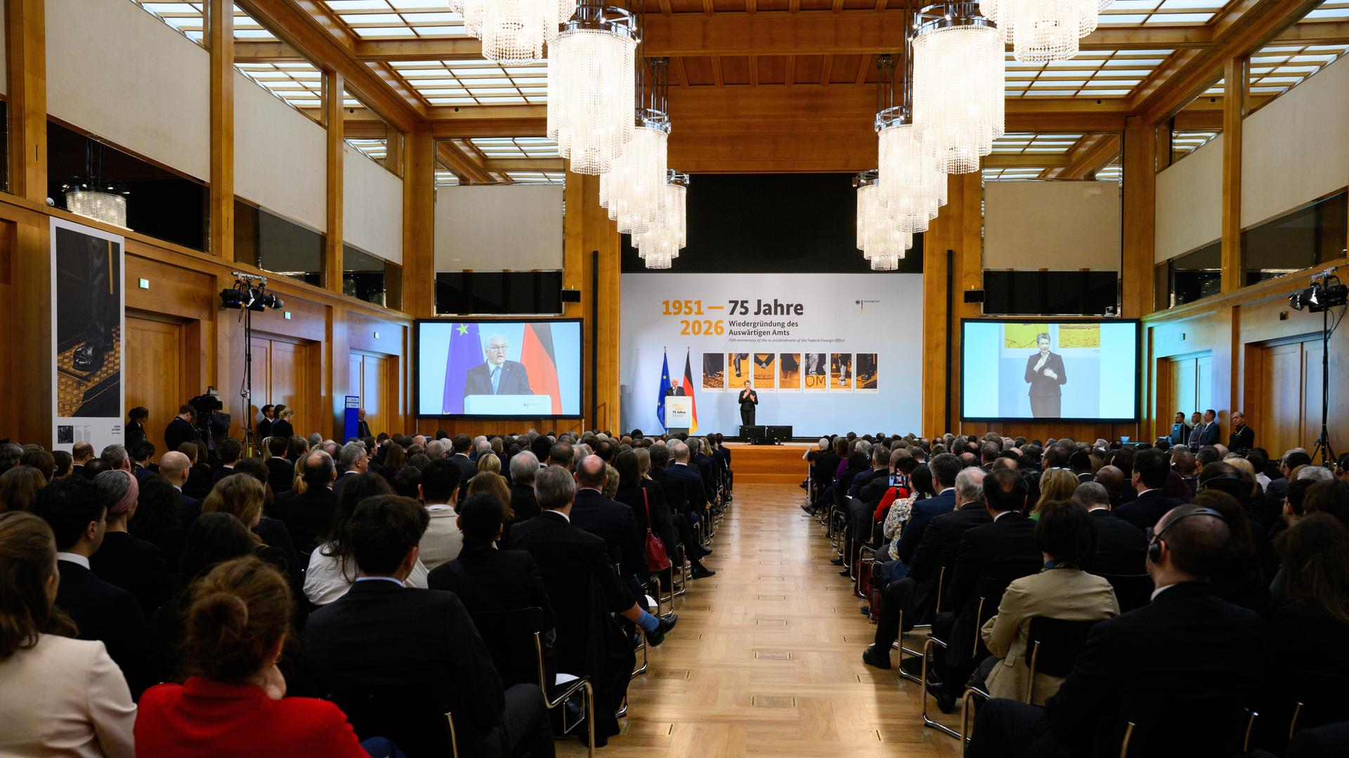 Bundespräsident Frank-Walter Steinmeier spricht bei der Jubiläumsveranstaltung "75 Jahre Wiedergründung des Auswärtigen Amtes" im Auswärtigen Amt.