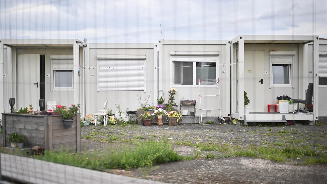 Container der Flüchtlingsunterkunft stehen auf dem Gelände des ehemaligen Flughafens Tempelhof. Container der Flüchtlingsunterkunft stehen auf dem Gelände des ehemaligen Flughafens Tempelhof.