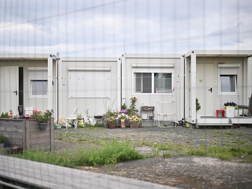 Container der Flüchtlingsunterkunft stehen auf dem Gelände des ehemaligen Flughafens Tempelhof. Container der Flüchtlingsunterkunft stehen auf dem Gelände des ehemaligen Flughafens Tempelhof.