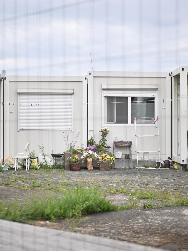 Container der Flüchtlingsunterkunft stehen auf dem Gelände des ehemaligen Flughafens Tempelhof. Container der Flüchtlingsunterkunft stehen auf dem Gelände des ehemaligen Flughafens Tempelhof.