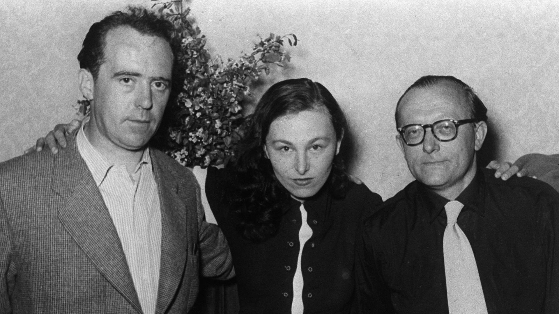 Heinrich Böll, Ilse Aichinger und Günther Eich (v.l.n.r.) 1952 während der Tagung der Schriftstellervereinigung "Gruppe 47".