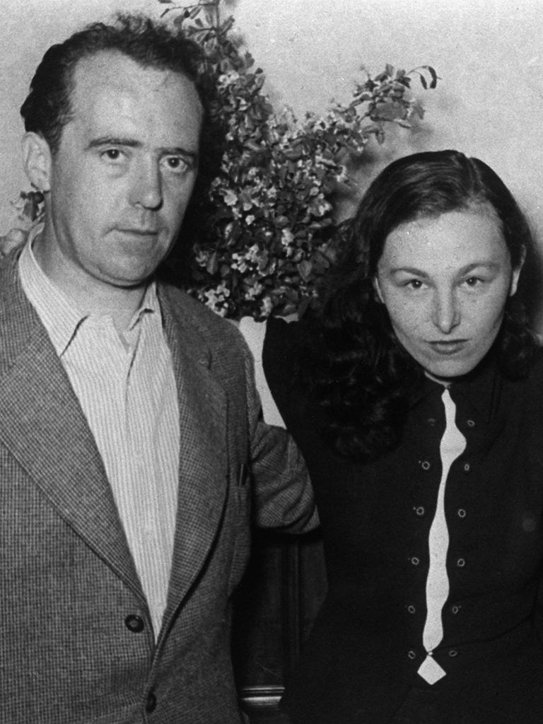 Heinrich Böll, Ilse Aichinger und Günther Eich (v.l.n.r.) 1952 während der Tagung der Schriftstellervereinigung "Gruppe 47".