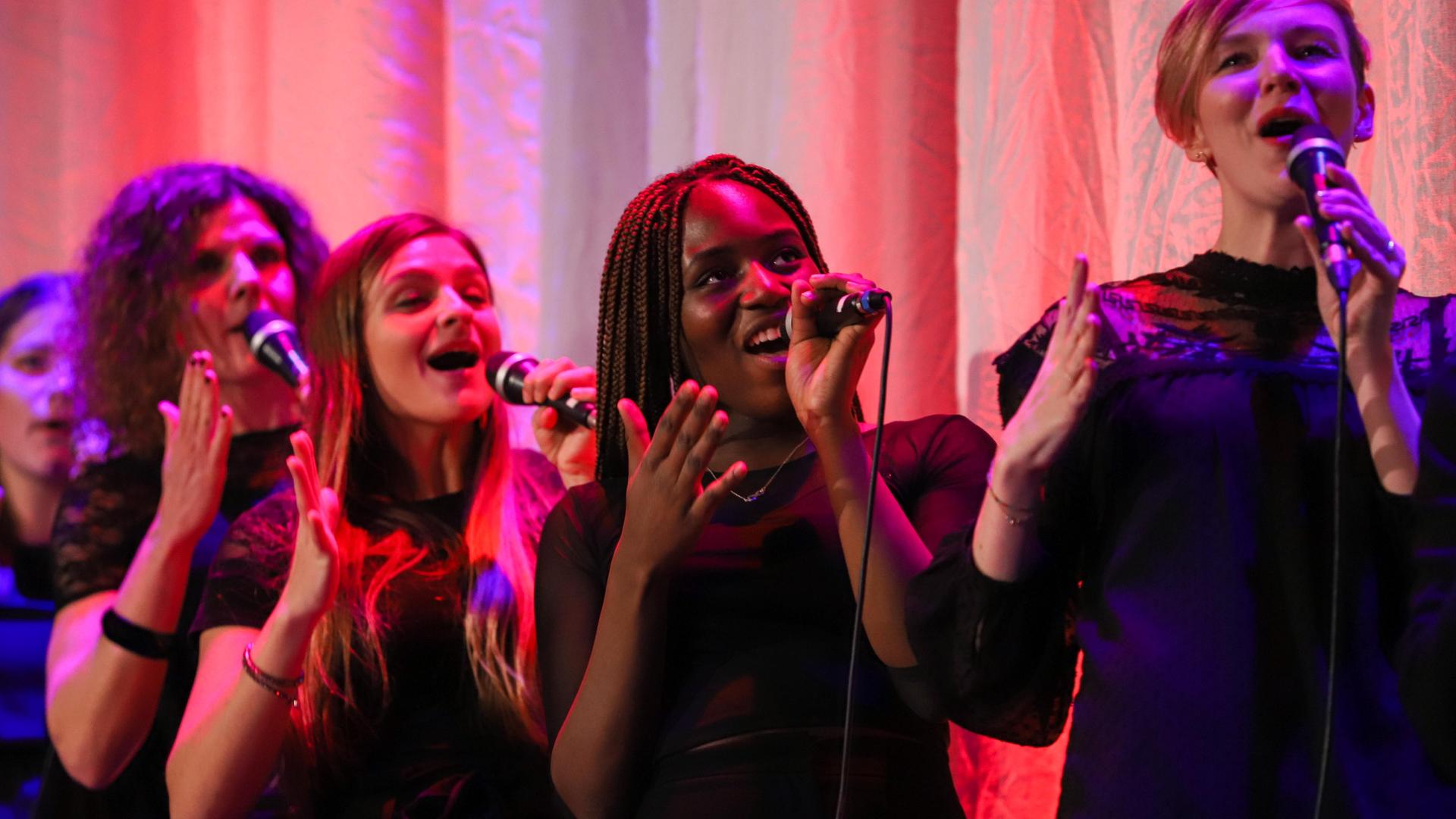Mitglieder des Gospelprojekt-Ruhr singen während eines Auftritts