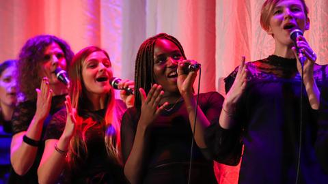 Mitglieder des Gospelprojekt-Ruhr singen während eines Auftritts