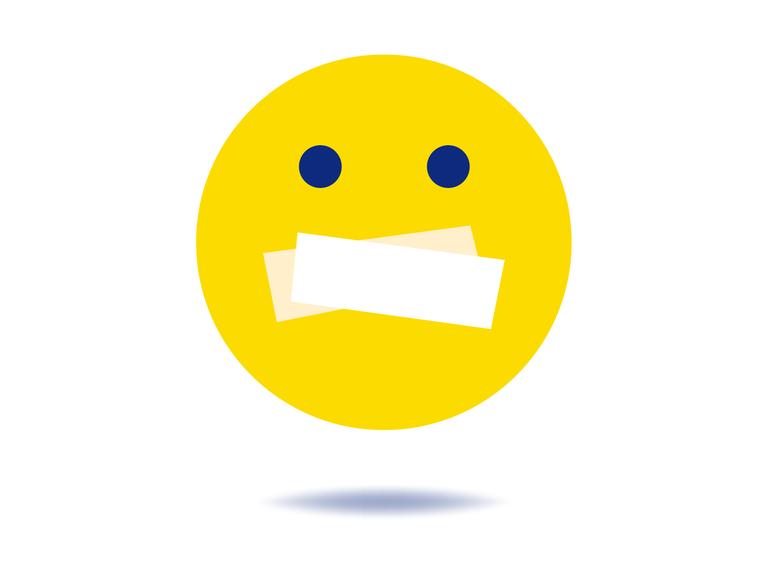 Ein gelbes Emoticon mit einem zugeklebten Mund vor weißem Hintergrund.