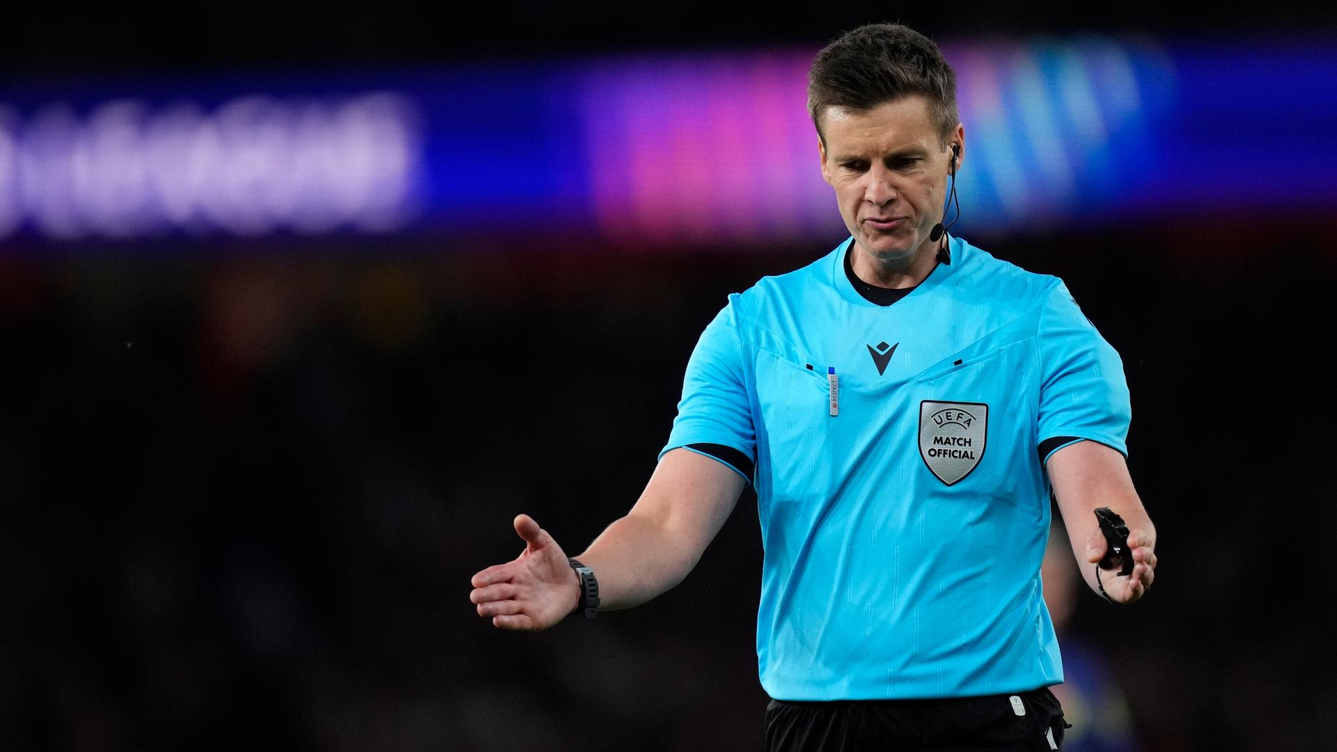 Schiedsrichter Daniel Siebert gestikuliert während des Champions-League-Halbfinals zwischen dem FC Arsenal und Atletico Madrid.