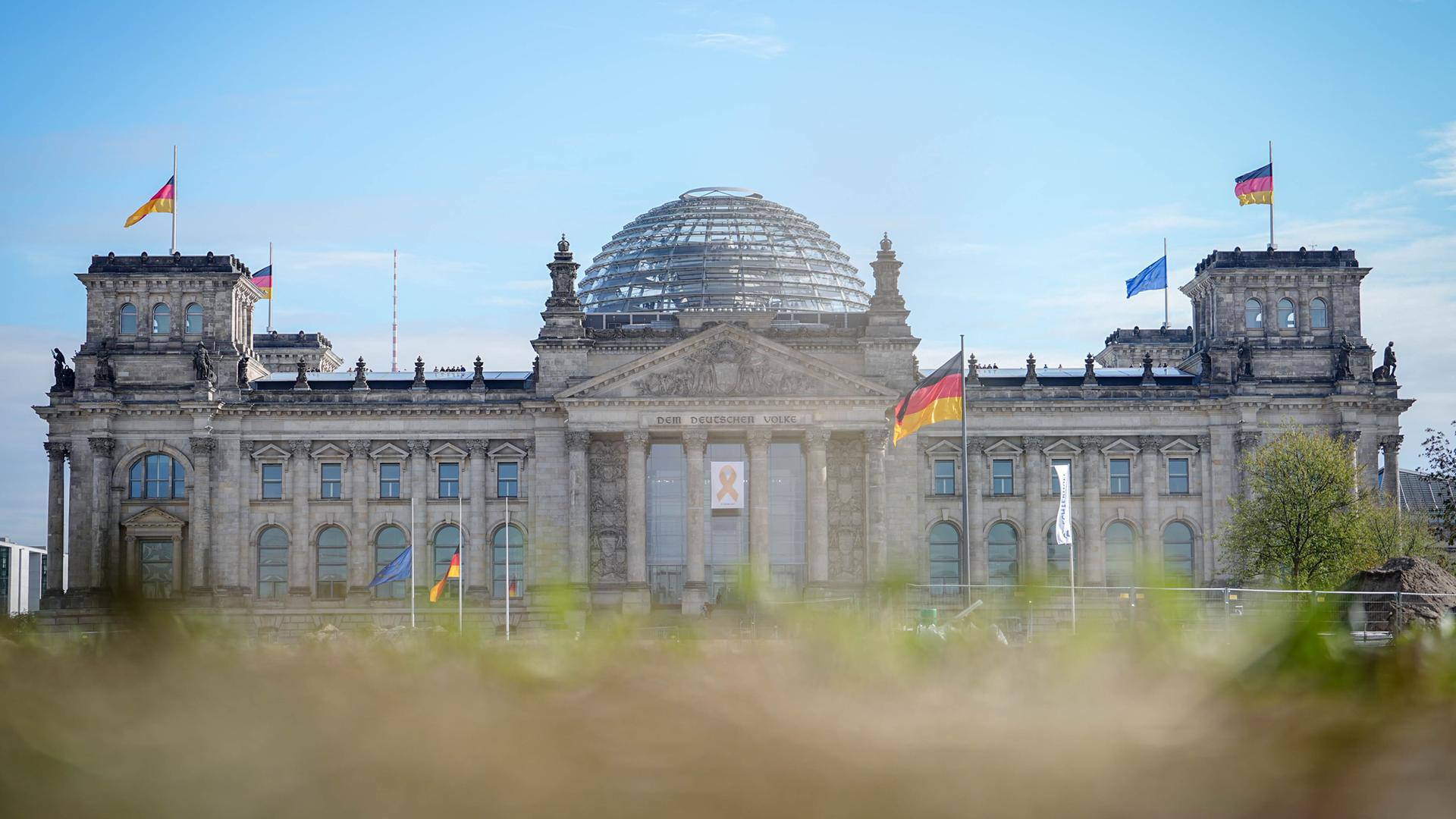 Am Jahrestag des terroristischen Überfalls der Hamas auf Israel hängen die Flaggen am Reichstagsgebäude in Berlin auf halbmast.