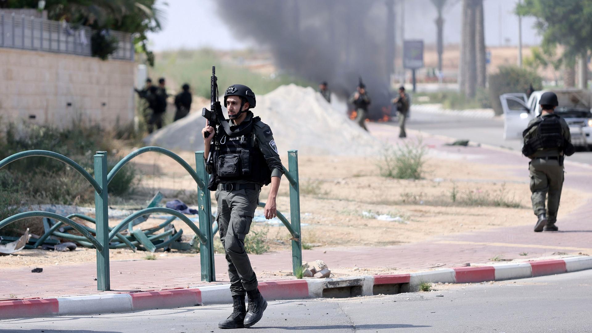 Israel, Ofakim: Israelische Soldaten beziehen Stellung. Israelische Soldaten konnten nach Medienberichten Geiseln, die in einem Haus in Ofakim an der Grenze zum Gazastreifen festgehalten worden seien, wieder befreien. Israel, Ofakim: Israelische Soldaten beziehen Stellung. Israelische Soldaten konnten nach Medienberichten Geiseln, die in einem Haus in Ofakim an der Grenze zum Gazastreifen festgehalten worden seien, wieder befreien.