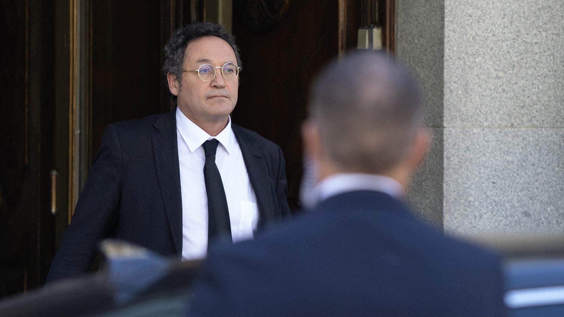 Garcia Ortiz tritt aus dem Gerichtsgebäude in Madrid.