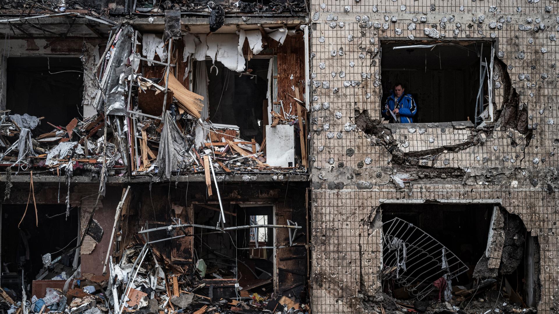 Ein nach einem Raketen-Angriff zerstörtes Wohn-Haus in Kiew. 