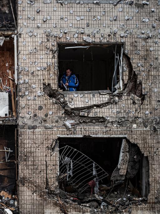 Ein nach einem Raketenangriff zerstörtes Wohnhaus in Kiew. 