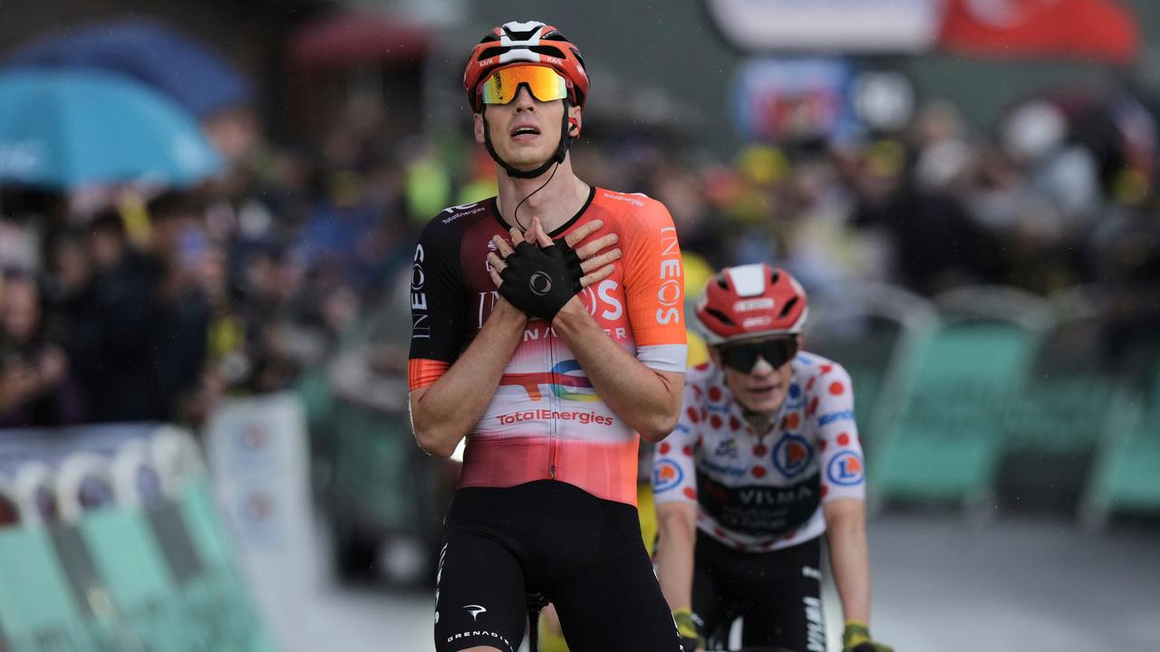 Der niederländische Radrennfahrer Thymen Arensman jubelt auf dem Rad.