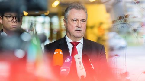 Claus Weselsky, Vorsitzender der Gewerkschaft Deutscher Lokomotivführer (GDL), gibt ein Statement vor Journalisten ab.