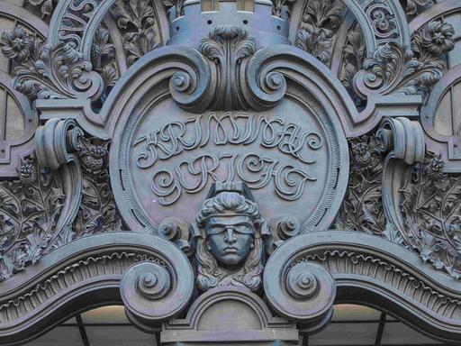 Justitia am Eingangstor zum Kriminalgericht, Turmstraße, Moabit, Mitte, Berlin. Justitia am Eingangstor zum Kriminalgericht, Turmstraße, Moabit, Mitte, Berlin.