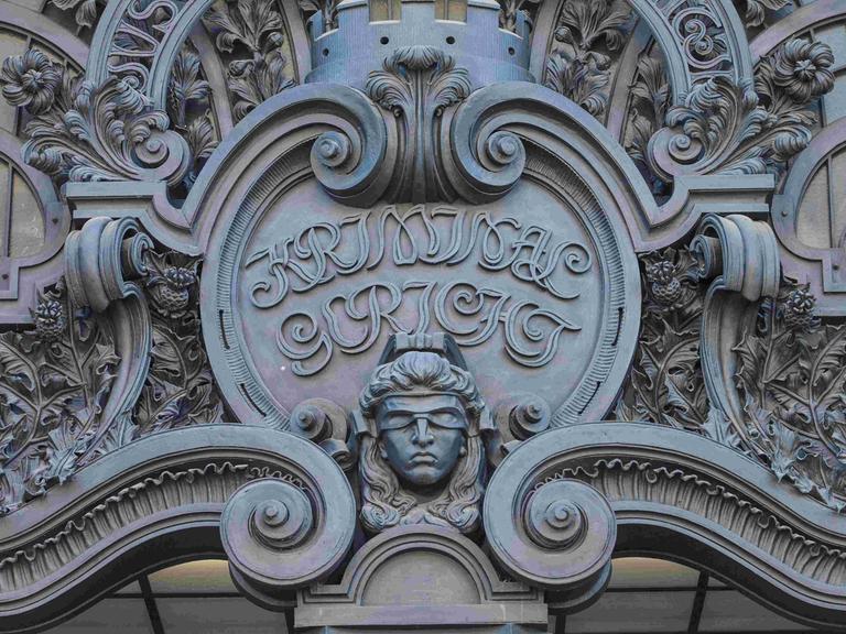 Justitia am Eingangstor zum Kriminalgericht, Turmstraße, Moabit, Mitte, Berlin.