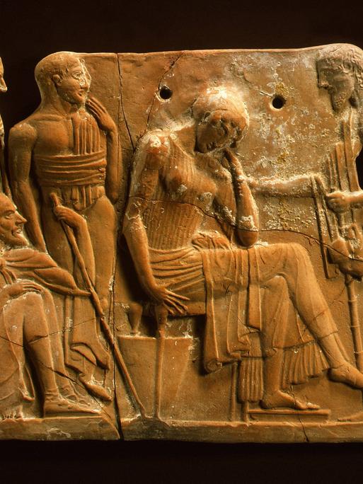 Eine Terrakotta-Plakette, ca. 460-450 vor Christus: Während Odysseus' Irrfahrt wurde seine Frau Penelope von mächtigen Freiern bedrängt, doch sie wartete treu auf ihn.