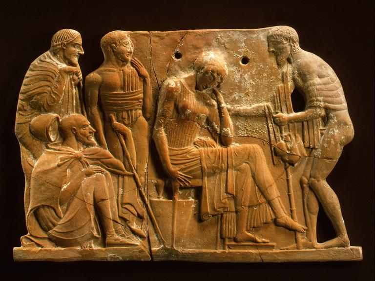 Eine Terrakotta-Plakette, ca. 460-450 vor Christus: Während Odysseus' Irrfahrt wurde seine Frau Penelope von mächtigen Freiern bedrängt, doch sie wartete treu auf ihn.