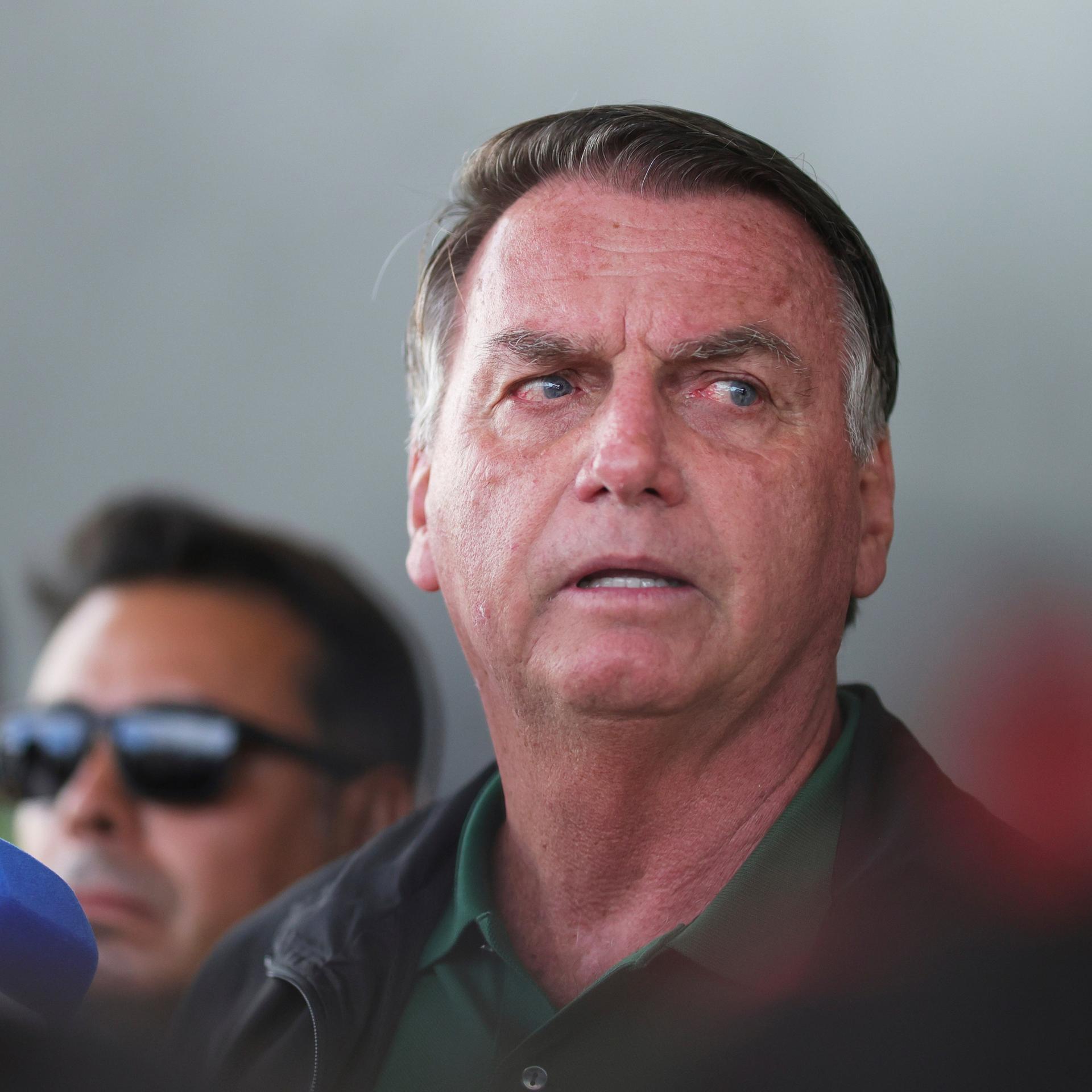 Brasilia: Brasiliens ehemaliger Präsident Jair Bolsonaro kommt auf dem internationalen Flughafen an und spricht zu Medienvertretern.