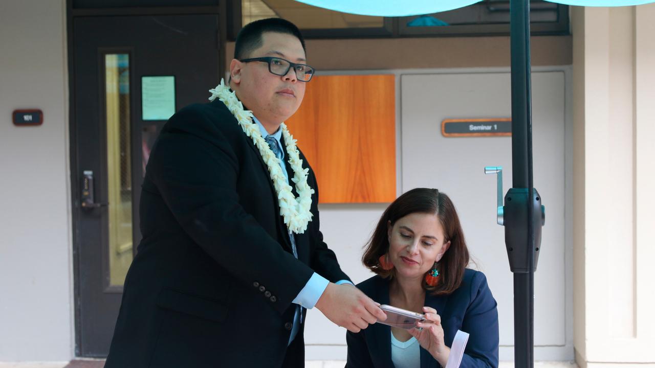  Menschenrechtsanwalt Julian Aguon mit einer Kollegin in Honolulu