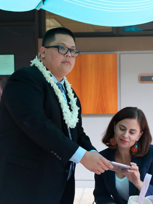  Menschenrechtsanwalt Julian Aguon mit einer Kollegin in Honolulu