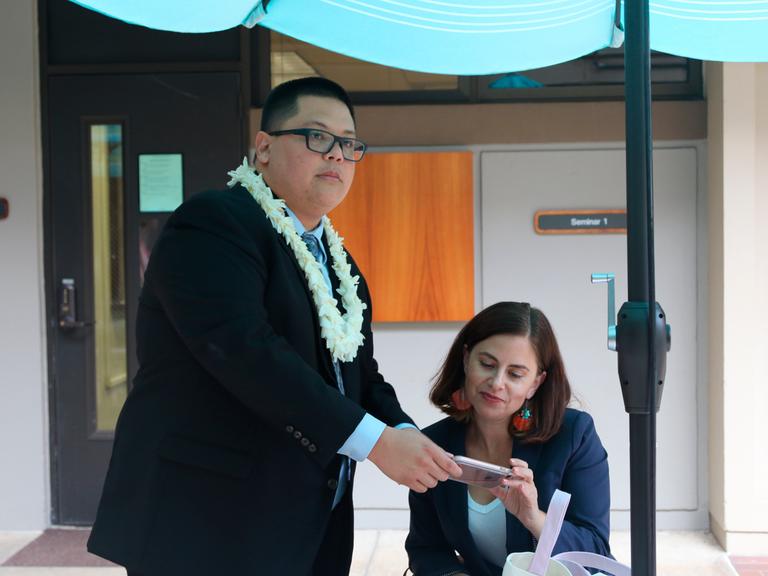  Menschenrechtsanwalt Julian Aguon mit einer Kollegin in Honolulu