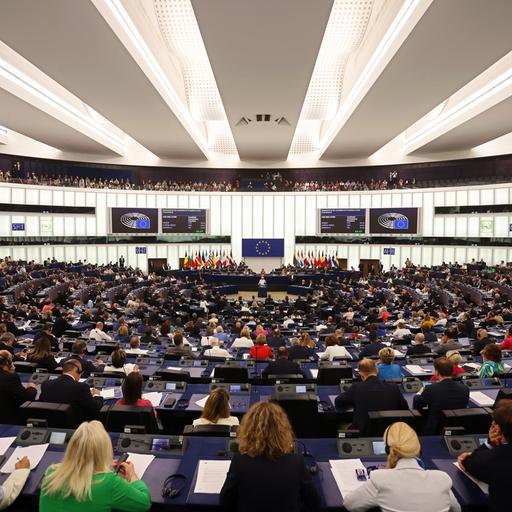 Straßburg: Blick in den Plenarsaal während der Rede von Ursula von der Leyen (CDU, M), amtierende Präsidentin der Europäischen Kommission, während der Plenarsitzung des Europäischen Parlaments. 