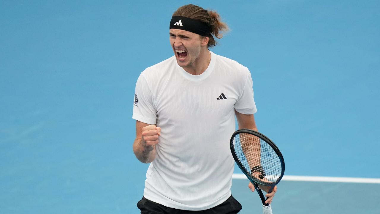 Zverev jubelt auf dem Tennis-Platz. In einer Hand hält er seinen Tennis-Schläger. 