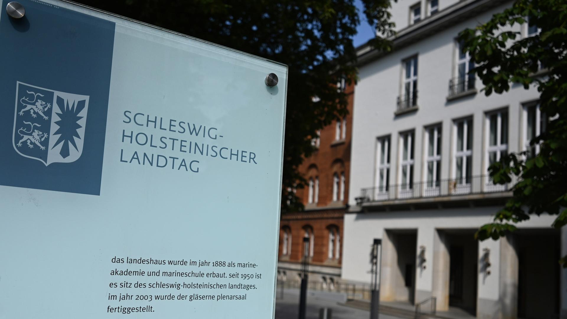 Auf einem Schild in Kiel steht der Schriftzug "Schleswig-Holsteinischer Landtag".