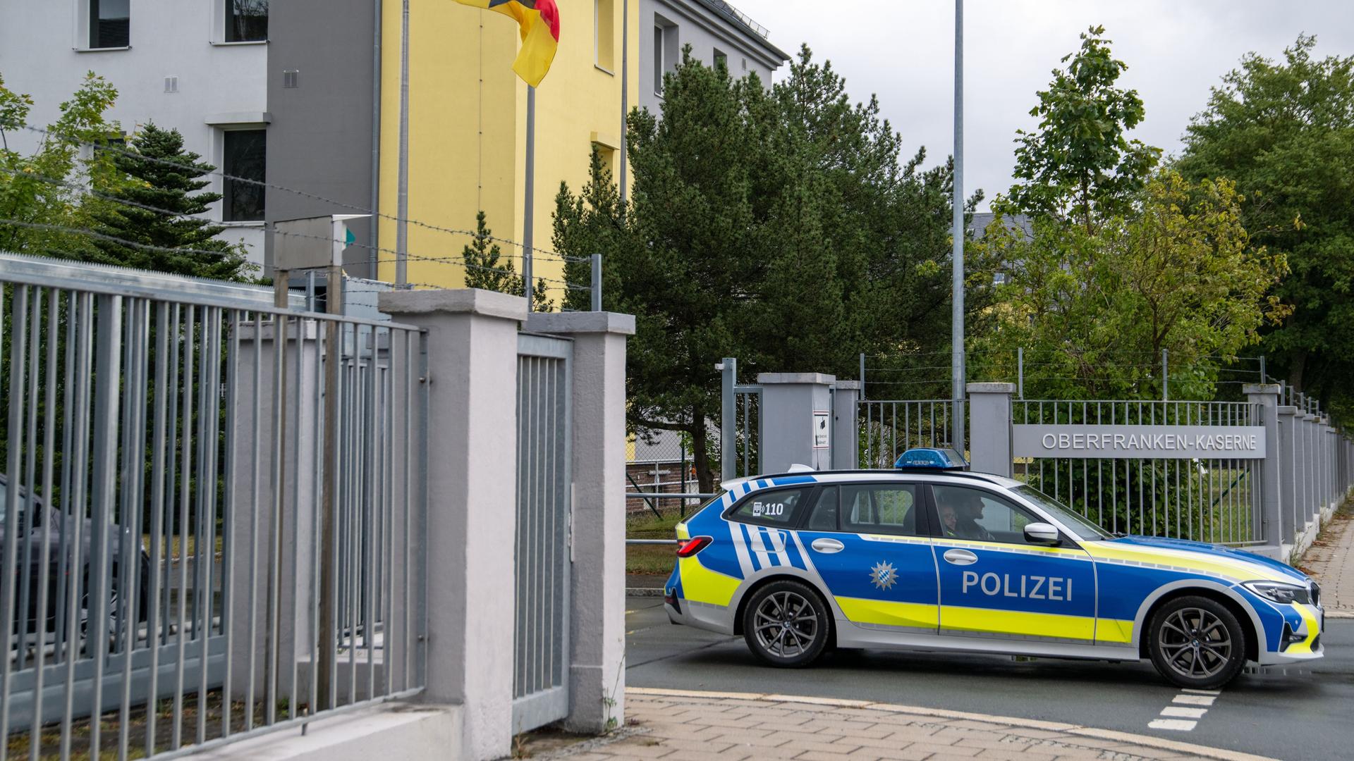 Ein Polizeiauto fährt aus der Einfahrt der Oberfranken-Kaserne in Hof.