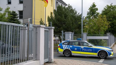 Ein Polizeiauto fährt aus der Einfahrt der Oberfranken-Kaserne in Hof.
