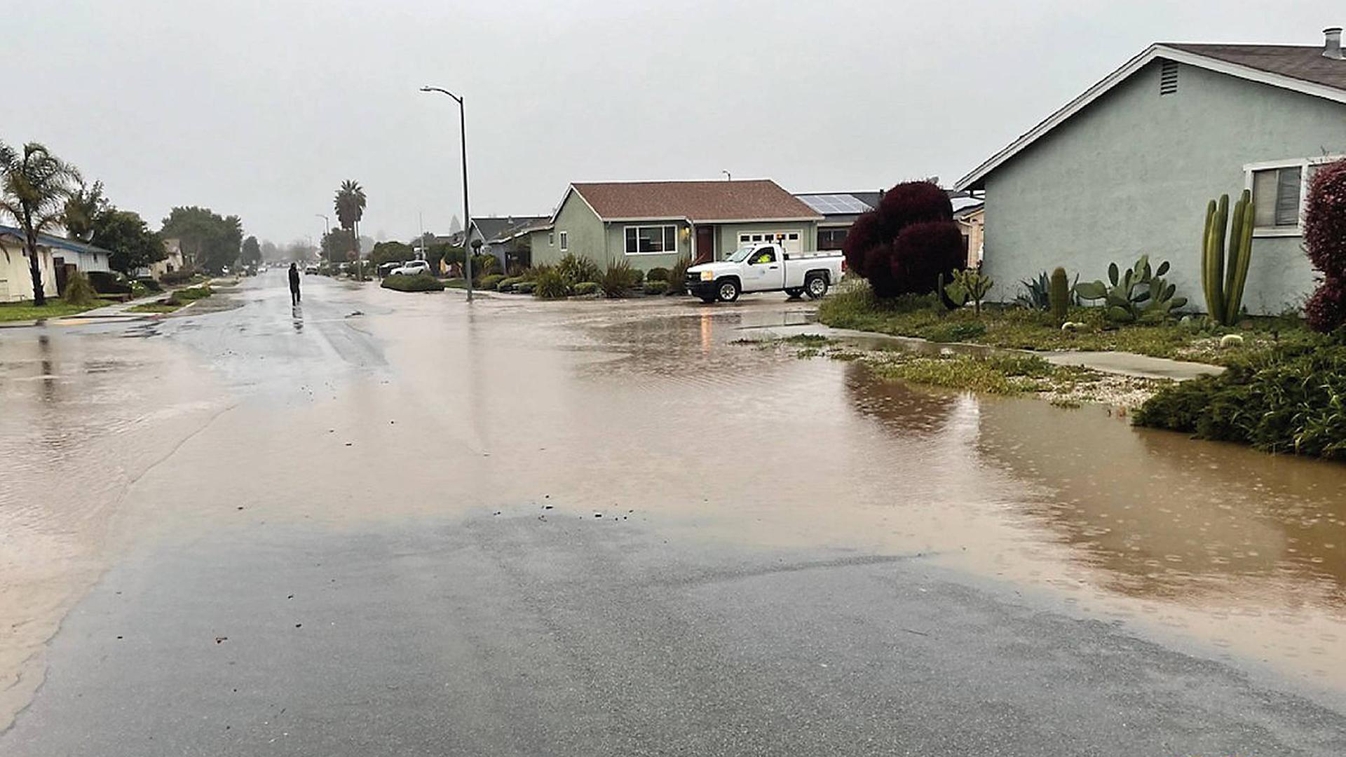 Starke Regenfälle sorgen im US-Bundesstaat Kalifornien für Überschwemmungen: Zahlreiche Straßen im Ort Watsonville sind durch die Wassermassen blockiert.