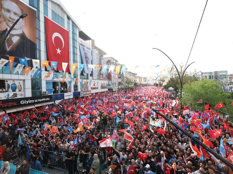 Turkish President and Leader of the Justice and Development AK Party, Recep Tayyip Erdogan addresses the crowd during election rally Turkish President and Leader of the Justice and Development AK Party, Recep Tayyip Erdogan addresses the crowd during election rally in Ankara, Turkiye on May 11, 2023. Photo by Recep Tayyip Erdoan  apaimages Ankara Ankara Turkey 110523_TURKIYE_TPO_00 4 Copyright: xapaimagesxRecepxTayyipxErdoanxxapaimagesx