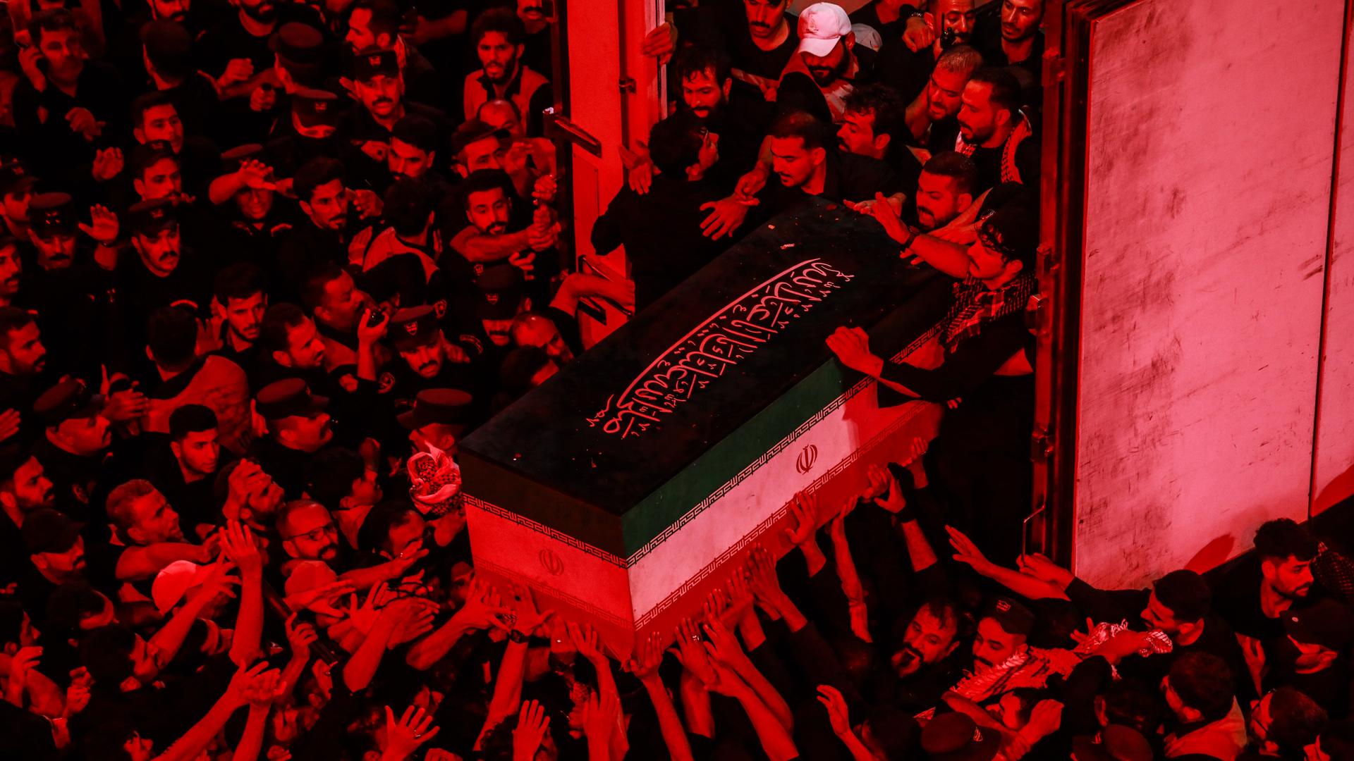 Zahlreiche Menschen nehmen am Trauerzug für den verstorbenen obersten Führer des Iran, Ajatollah Ali Chamenei, am Imam-Hussein-Schrein in Kerbela teil. 