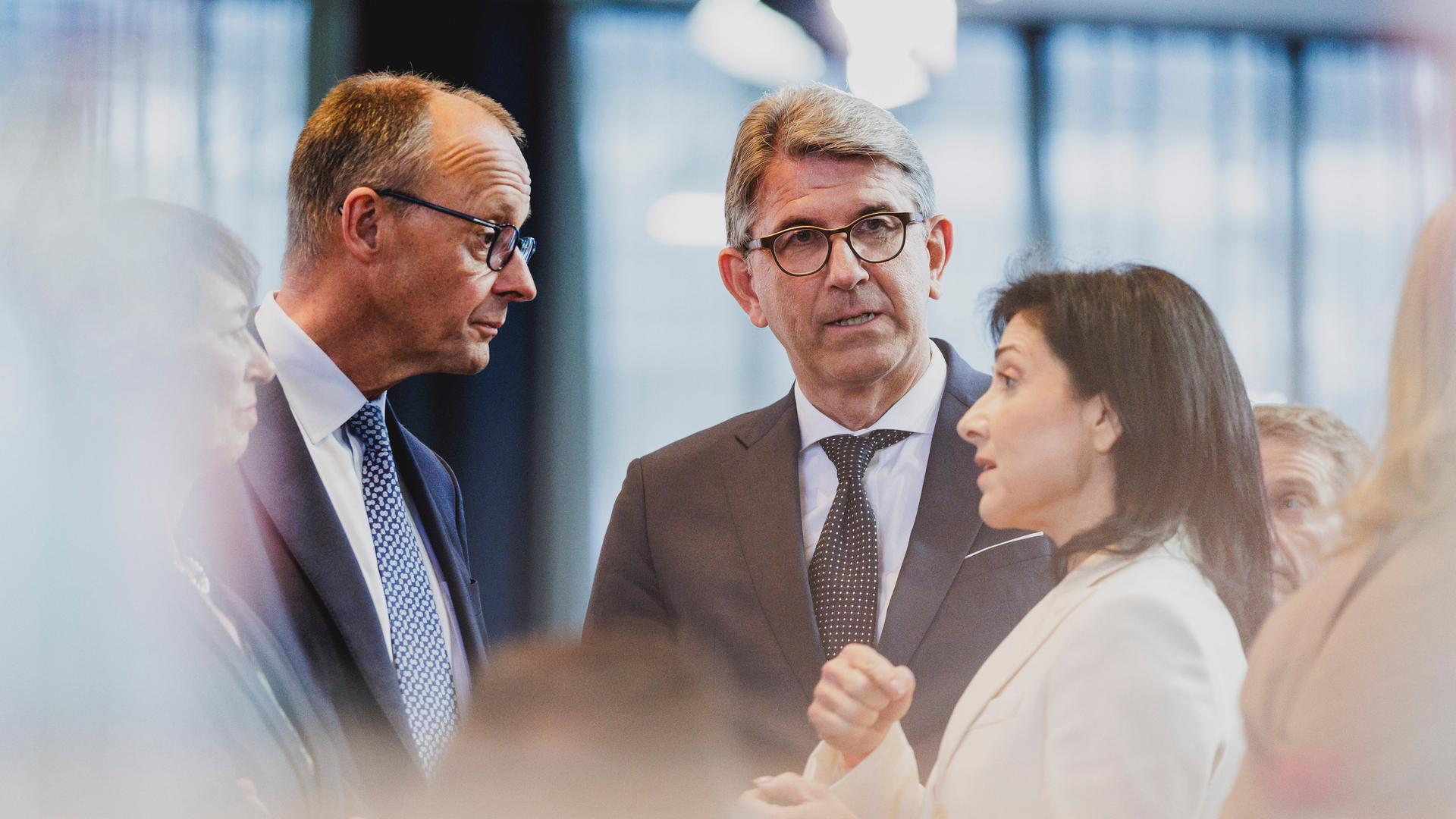 Wolfram Weimer, designierter Staatsminister für Kultur und Medien hört zu wärhend sich Parteikollegen, Bundeskanzler Friedrich Merz und Katherina Reiche, designierte Bundesministerin fuer Wirtschaft und Energie, unterhalten. Wolfram Weimer, designierter Staatsminister für Kultur und Medien hört zu wärhend sich Parteikollegen, Bundeskanzler Friedrich Merz und Katherina Reiche, designierte Bundesministerin fuer Wirtschaft und Energie, unterhalten.