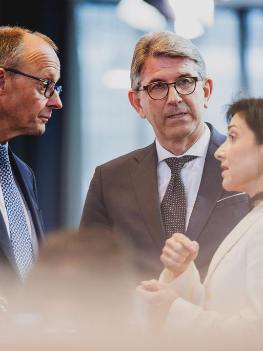 Wolfram Weimer, designierter Staatsminister für Kultur und Medien hört zu wärhend sich Parteikollegen, Bundeskanzler Friedrich Merz und Katherina Reiche, designierte Bundesministerin fuer Wirtschaft und Energie, unterhalten.