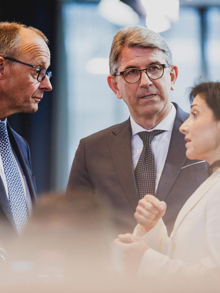 Wolfram Weimer, designierter Staatsminister für Kultur und Medien hört zu, während sich Parteikollegen, Bundeskanzler Friedrich Merz und Katherina Reiche, designierte Bundesministerin für Wirtschaft und Energie, unterhalten.