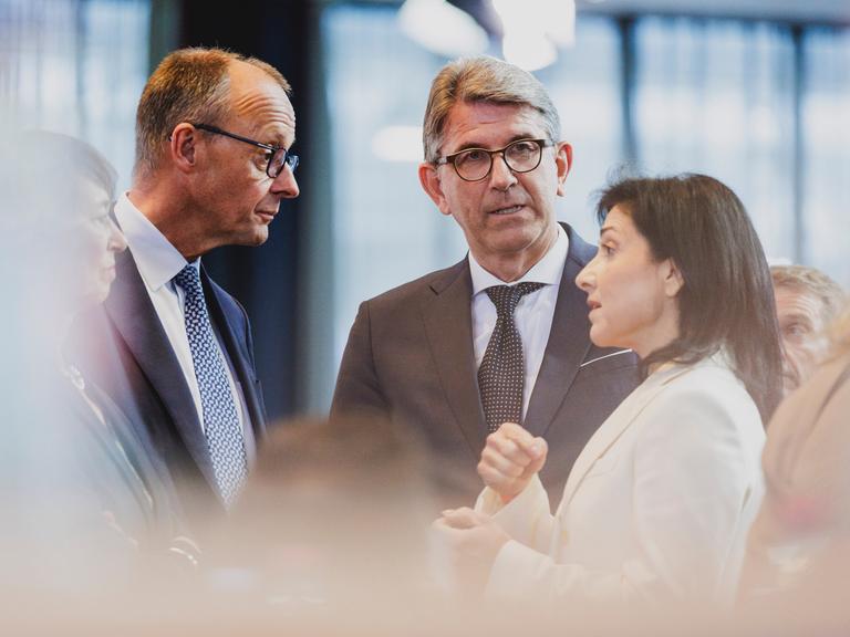 Wolfram Weimer, designierter Staatsminister für Kultur und Medien hört zu wärhend sich Parteikollegen, Bundeskanzler Friedrich Merz und Katherina Reiche, designierte Bundesministerin fuer Wirtschaft und Energie, unterhalten.