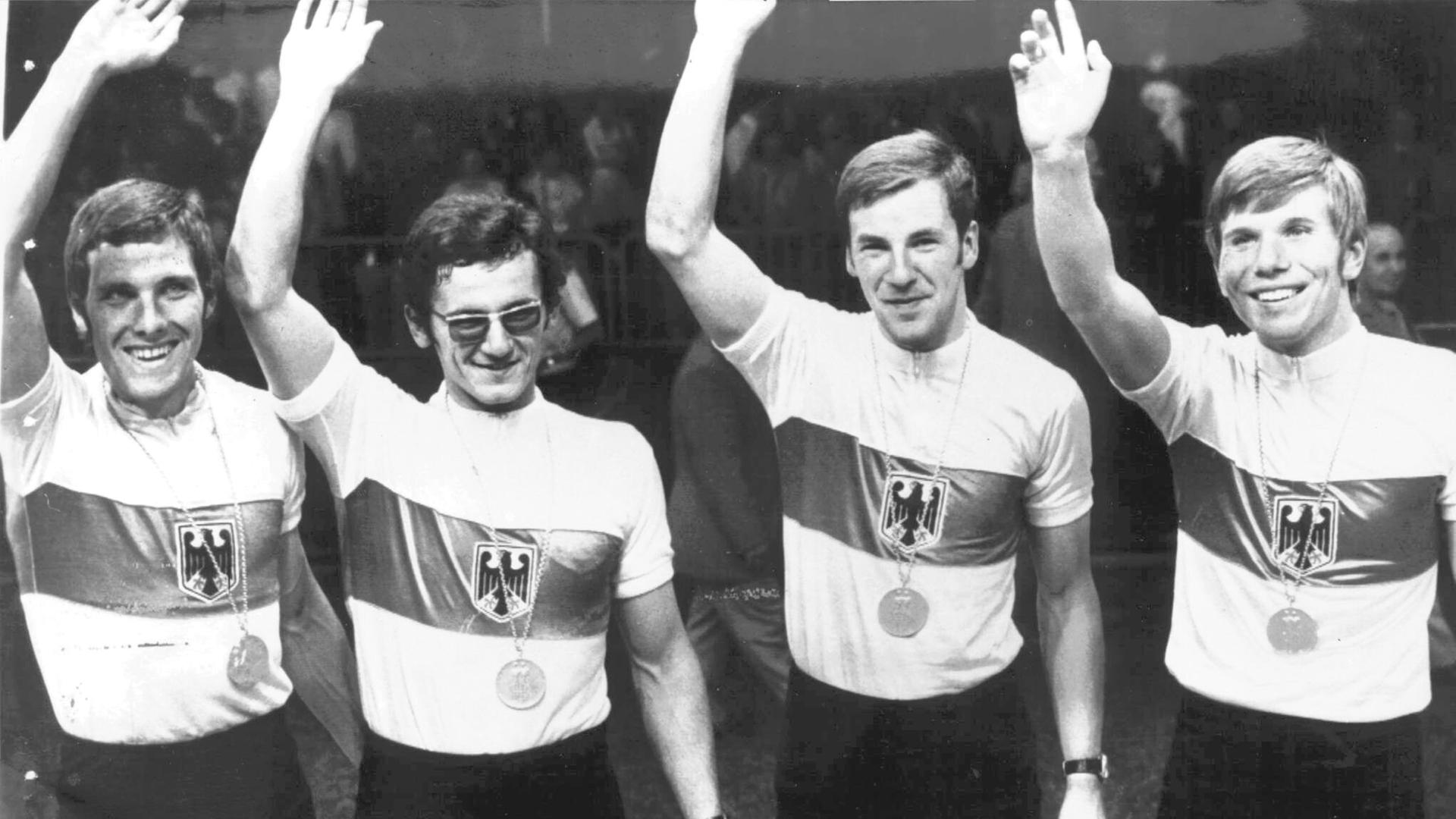 Die vier Bahnradfahrer Günter Schumacher, Jürgen Colombo, Udo Hempel und Günter Haritz freien sich über ihre Goldmedaille. Die vier Bahnradfahrer Günter Schumacher, Jürgen Colombo, Udo Hempel und Günter Haritz freien sich über ihre Goldmedaille.