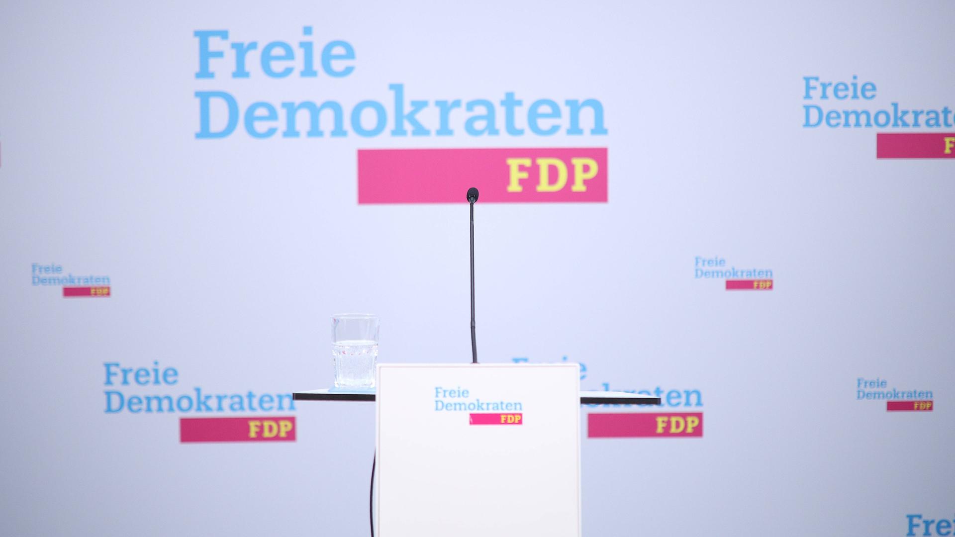 Leeres Sprecherpult vor dem Schriftzug der FDP 