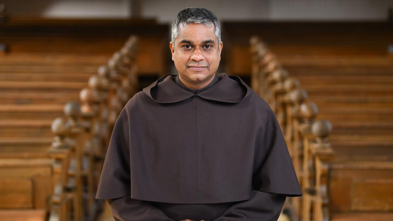 Joshy George Pottackal steht in der Pfarrkirche Maria Immaculata am Altar.