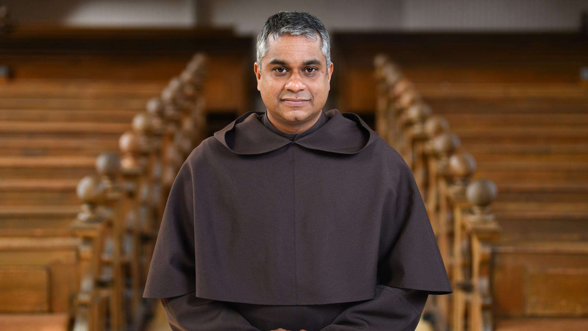 Joshy George Pottackal steht in der Pfarrkirche Maria Immaculata am Altar.