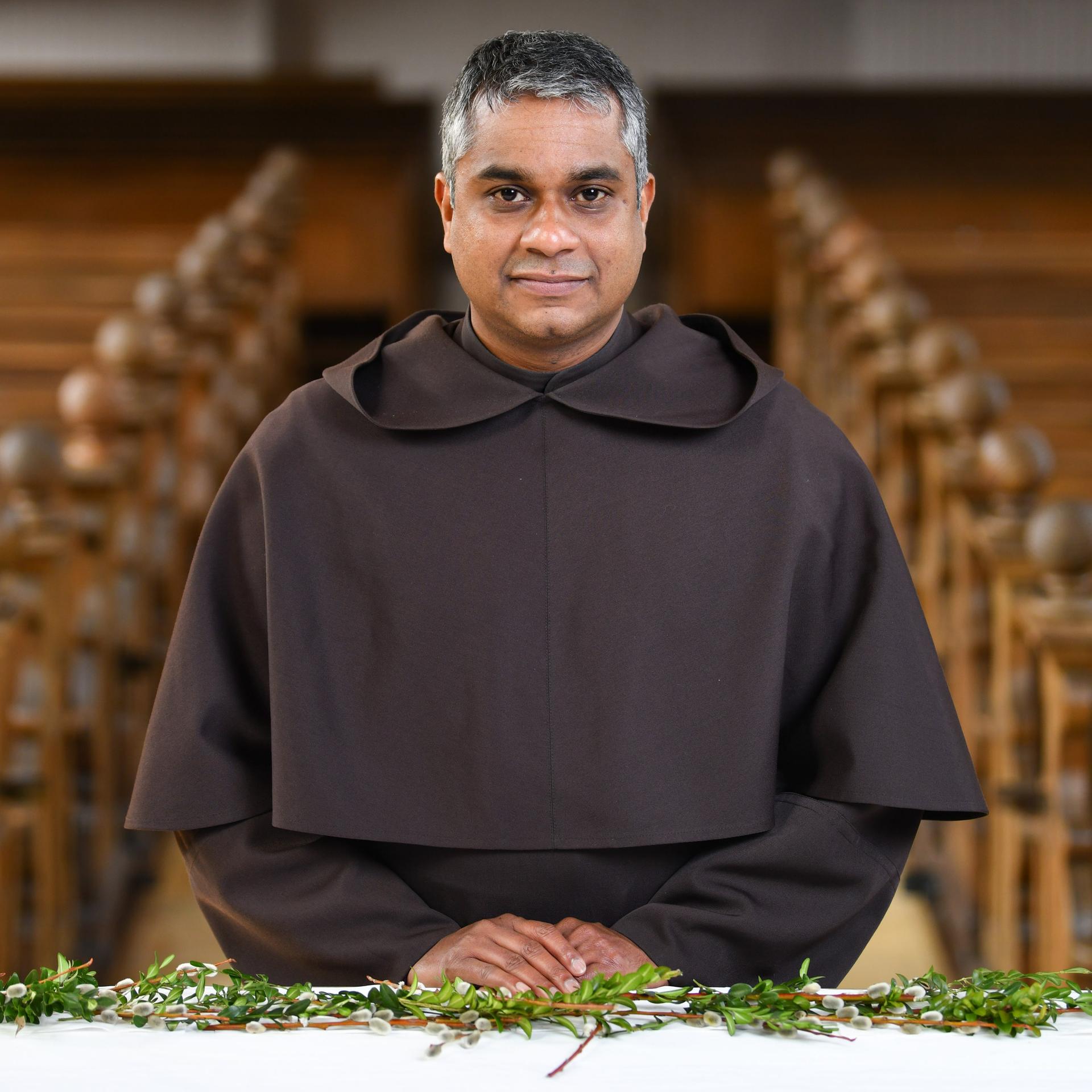 Joshy George Pottackal steht in der Pfarrkirche Maria Immaculata am Altar.