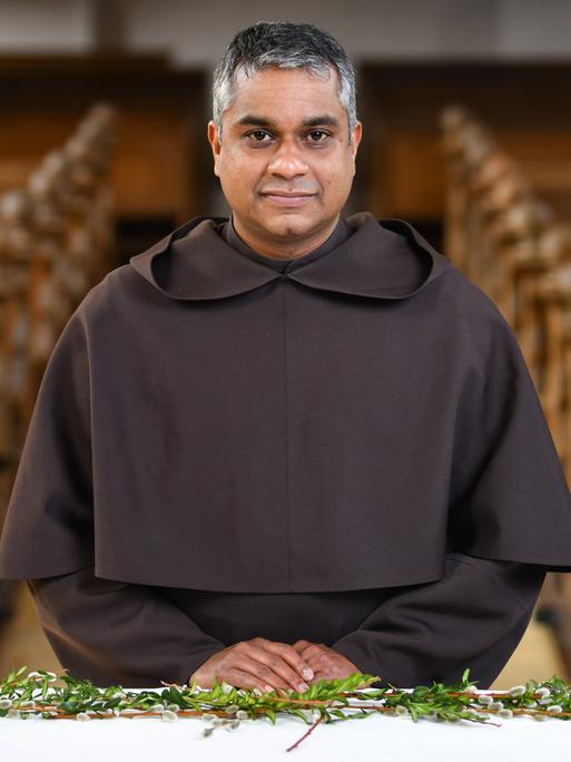 Joshy George Pottackal steht in der Pfarrkirche Maria Immaculata am Altar.