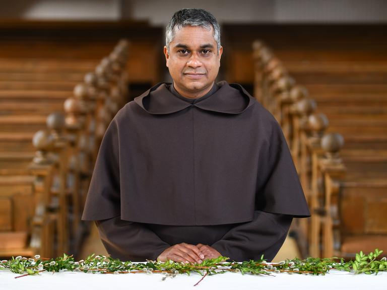 Joshy George Pottackal steht in der Pfarrkirche Maria Immaculata am Altar.