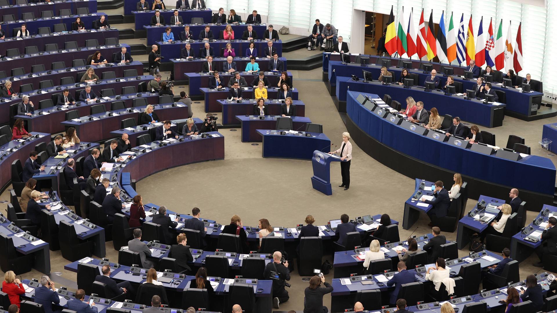 EU-Kommissionspräsidentin Ursula von der Leyen spricht im EU-Parlament in Straßburg.