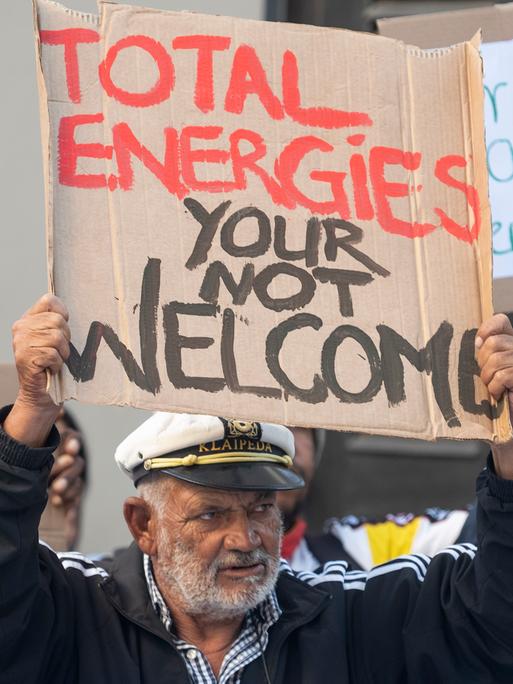 Umweltschützer und Fischergemeinden protestieren am 23. März 2026 vor dem Obersten Gerichtshof in Kapstadt gegen das Öl- und Gasförderungsprojekt von TotalEnergies. 