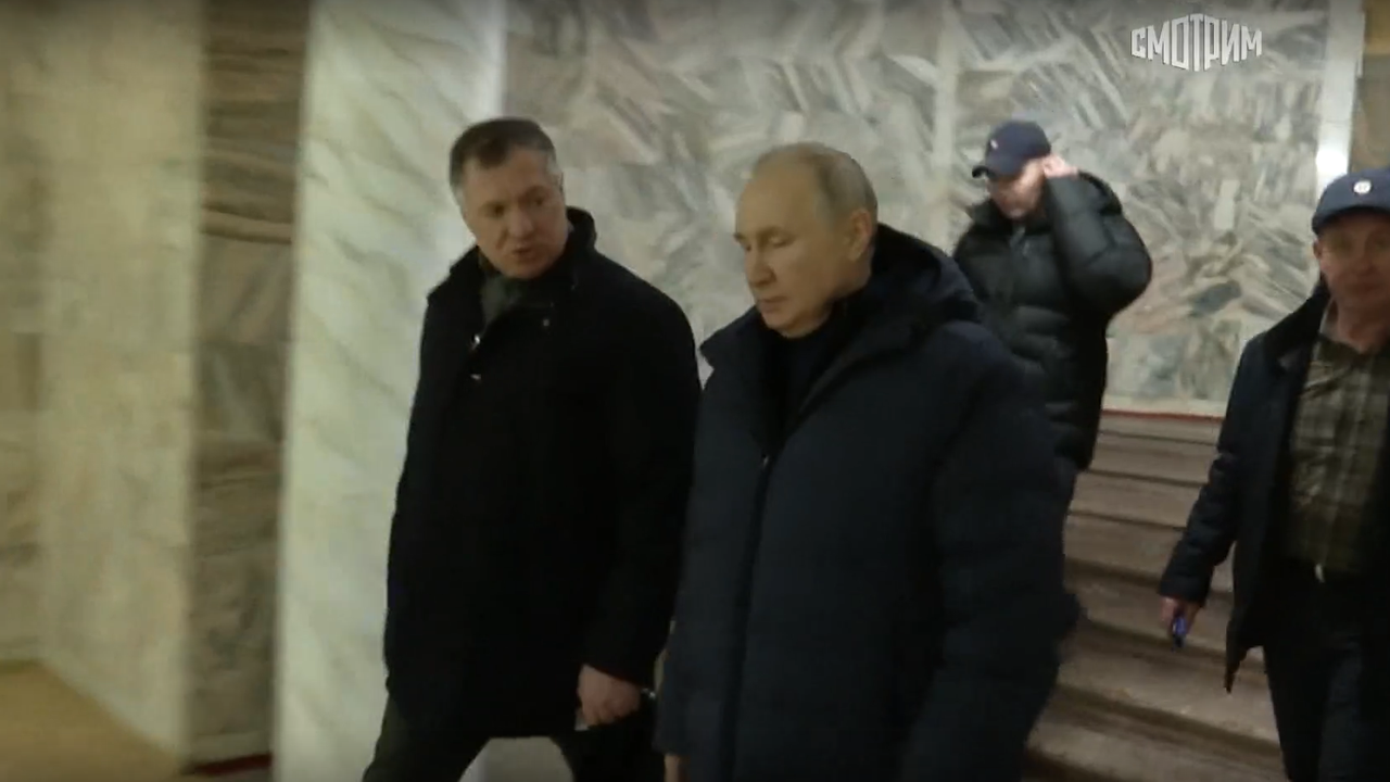Dieser Screenshot des russischen Staatsfernsehens soll Wladimir Putin während der Besichtigung der reparierten Philharmonie in Mariupol zeigen.