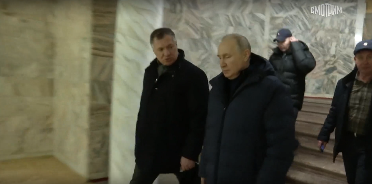 Dieser Screenshot des russischen Staatsfernsehens soll Wladimir Putin während der Besichtigung der reparierten Philharmonie in Mariupol zeigen.